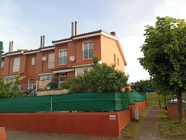 5 slaapkamer Villa te koop in Lugo de Llanera, Llanera met zwembad garage - € 348.000 (Ref: 9872493)