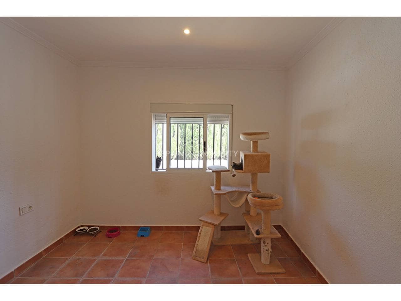 4 bedroom Villa for sale in Turis with pool garage - € 239,000 (Ref: 10061095)