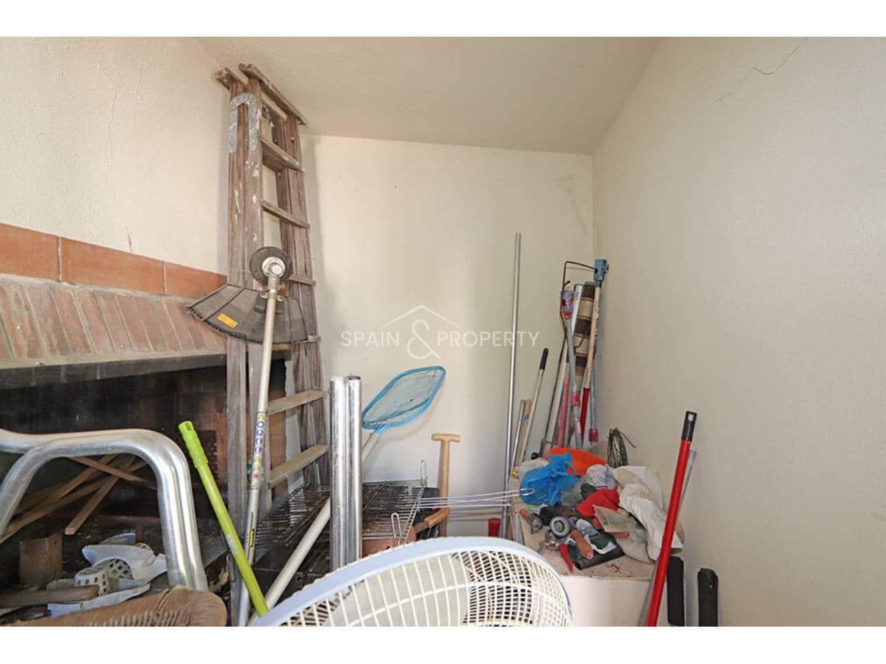 4 bedroom Villa for sale in Montroy with pool garage - € 195,000 (Ref: 10157089)
