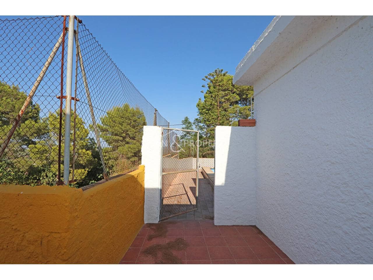4 bedroom Villa for sale in Montroy with pool garage - € 195,000 (Ref: 10157089)