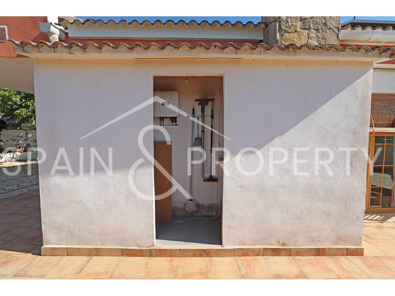 4 bedroom Villa for sale in Montroy with pool garage - € 249,900 (Ref: 9280664)