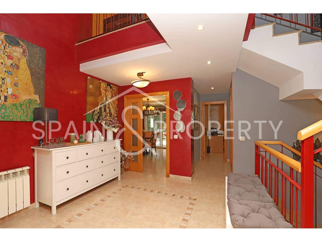 4 soveværelse Villa til salg i Calicanto med swimmingpool garage - € 500.000 (Ref: 9348862)