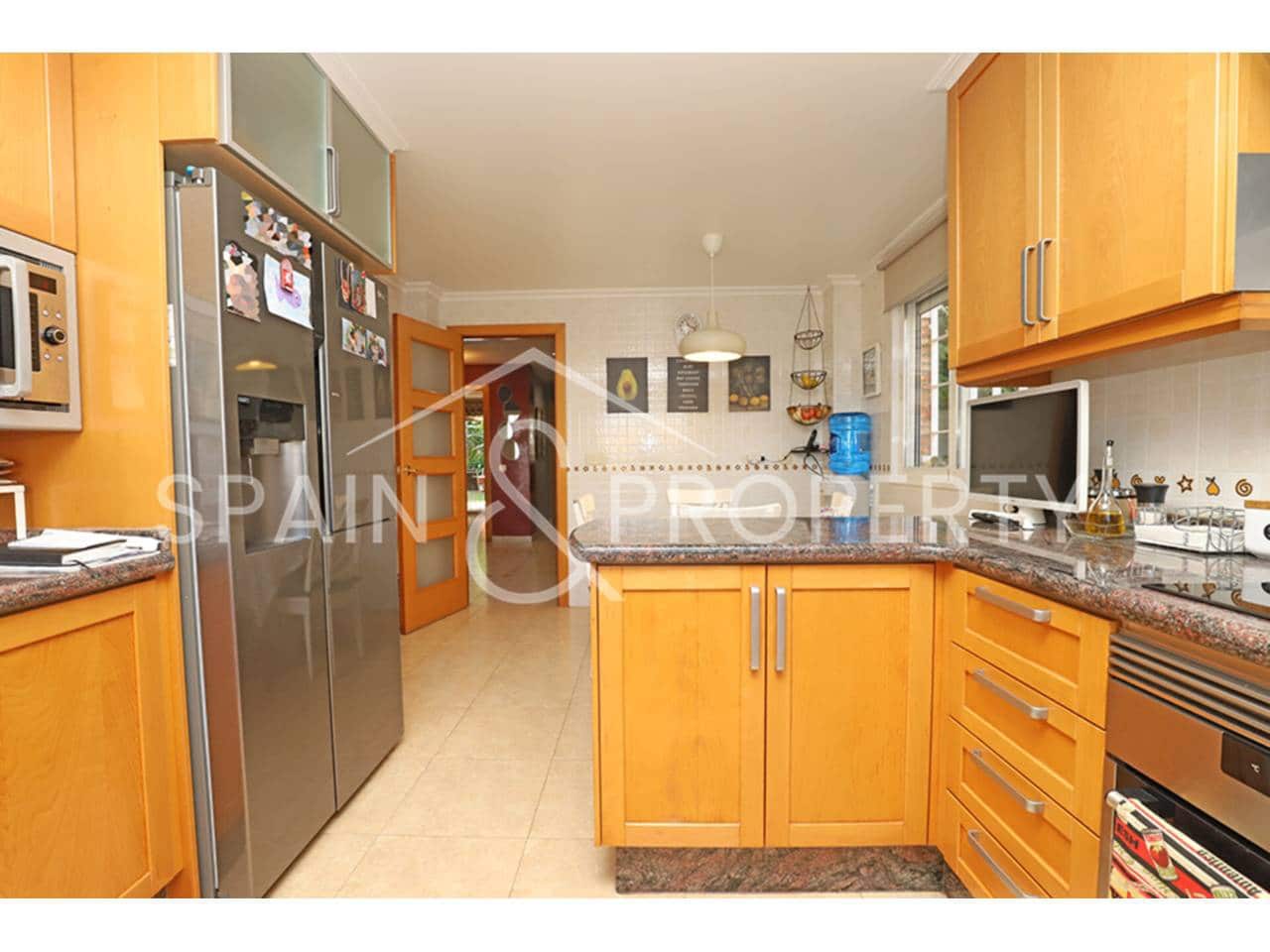 4 soveværelse Villa til salg i Calicanto med swimmingpool garage - € 500.000 (Ref: 9348862)