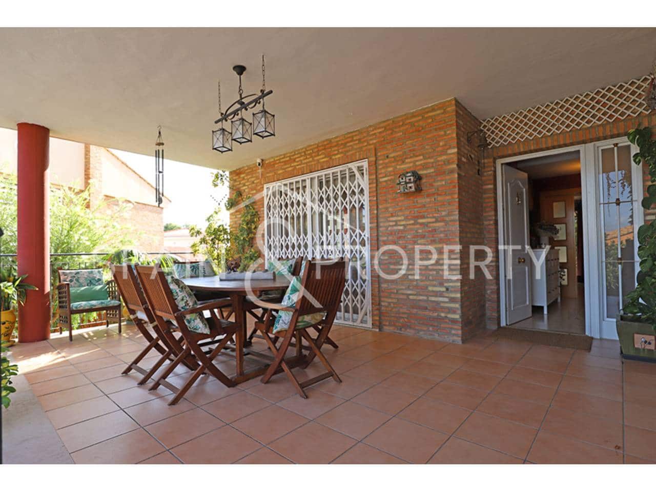 4 soveværelse Villa til salg i Calicanto med swimmingpool garage - € 500.000 (Ref: 9348862)