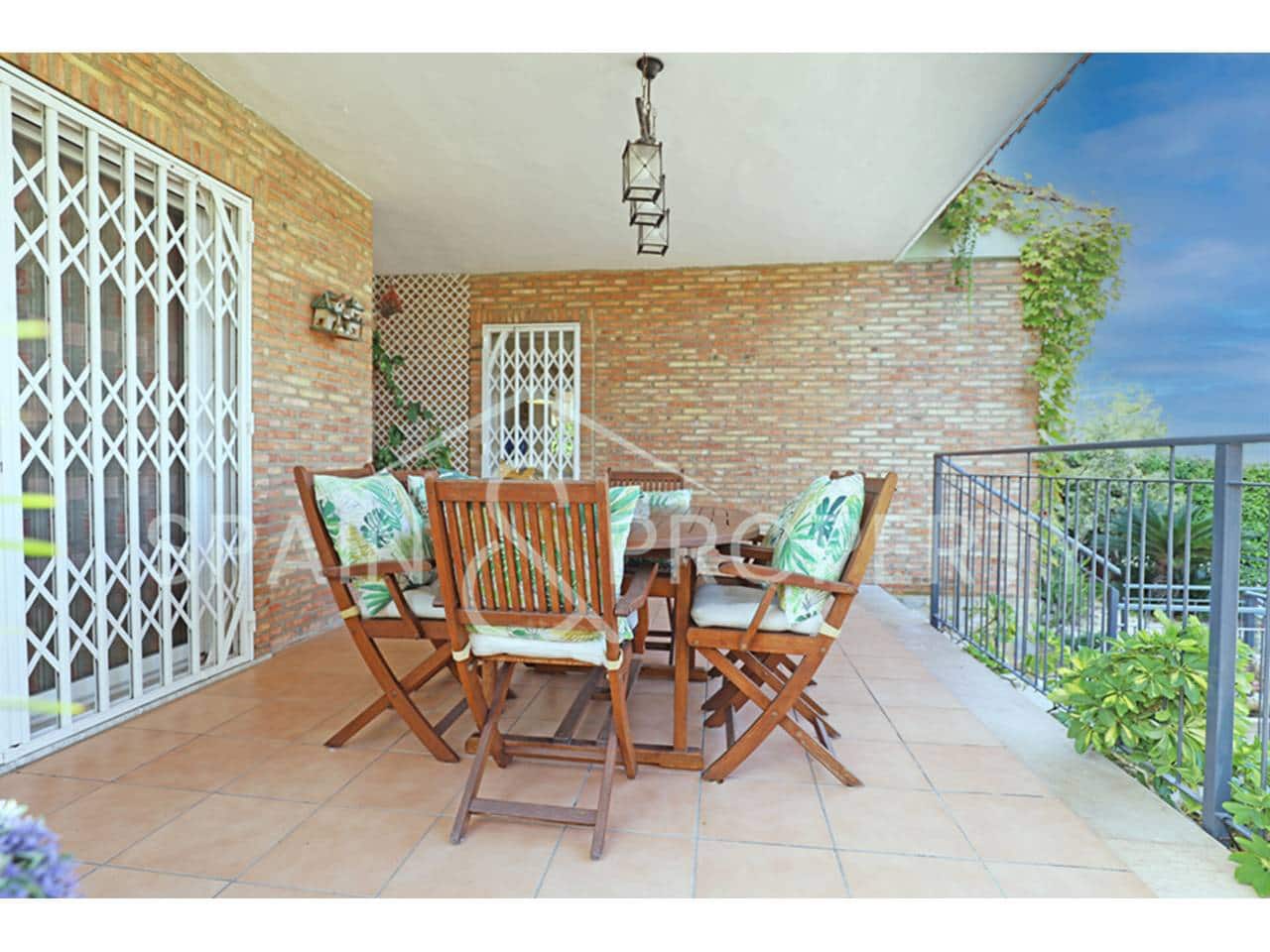 4 soveværelse Villa til salg i Calicanto med swimmingpool garage - € 500.000 (Ref: 9348862)