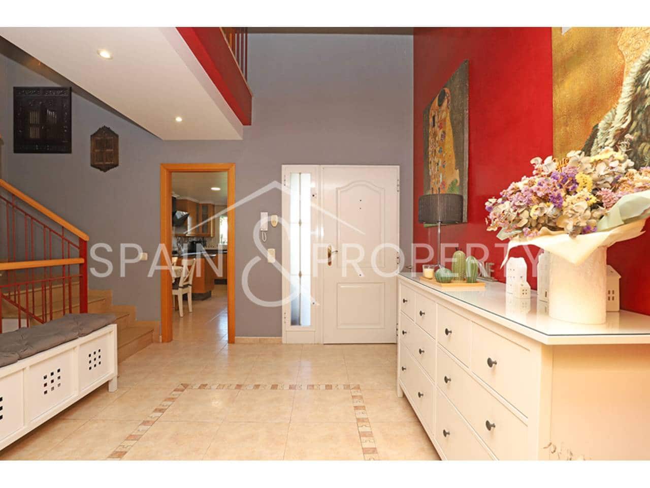 4 soveværelse Villa til salg i Calicanto med swimmingpool garage - € 500.000 (Ref: 9348862)