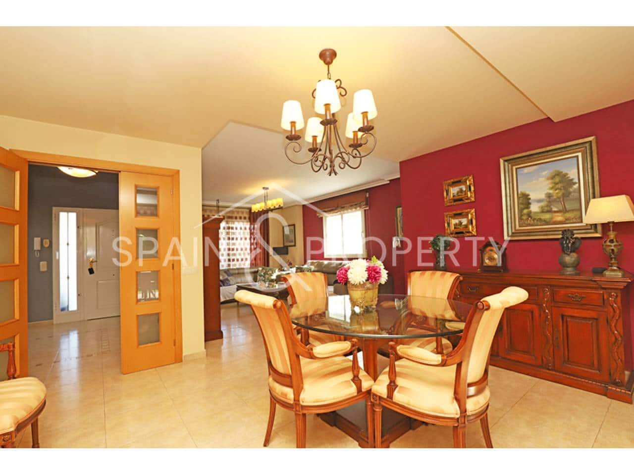 4 soveværelse Villa til salg i Calicanto med swimmingpool garage - € 500.000 (Ref: 9348862)