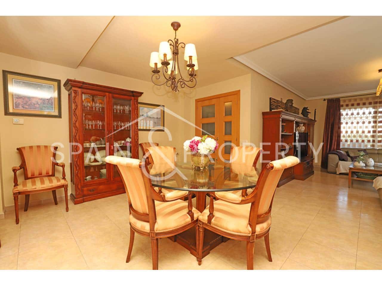 4 soveværelse Villa til salg i Calicanto med swimmingpool garage - € 500.000 (Ref: 9348862)