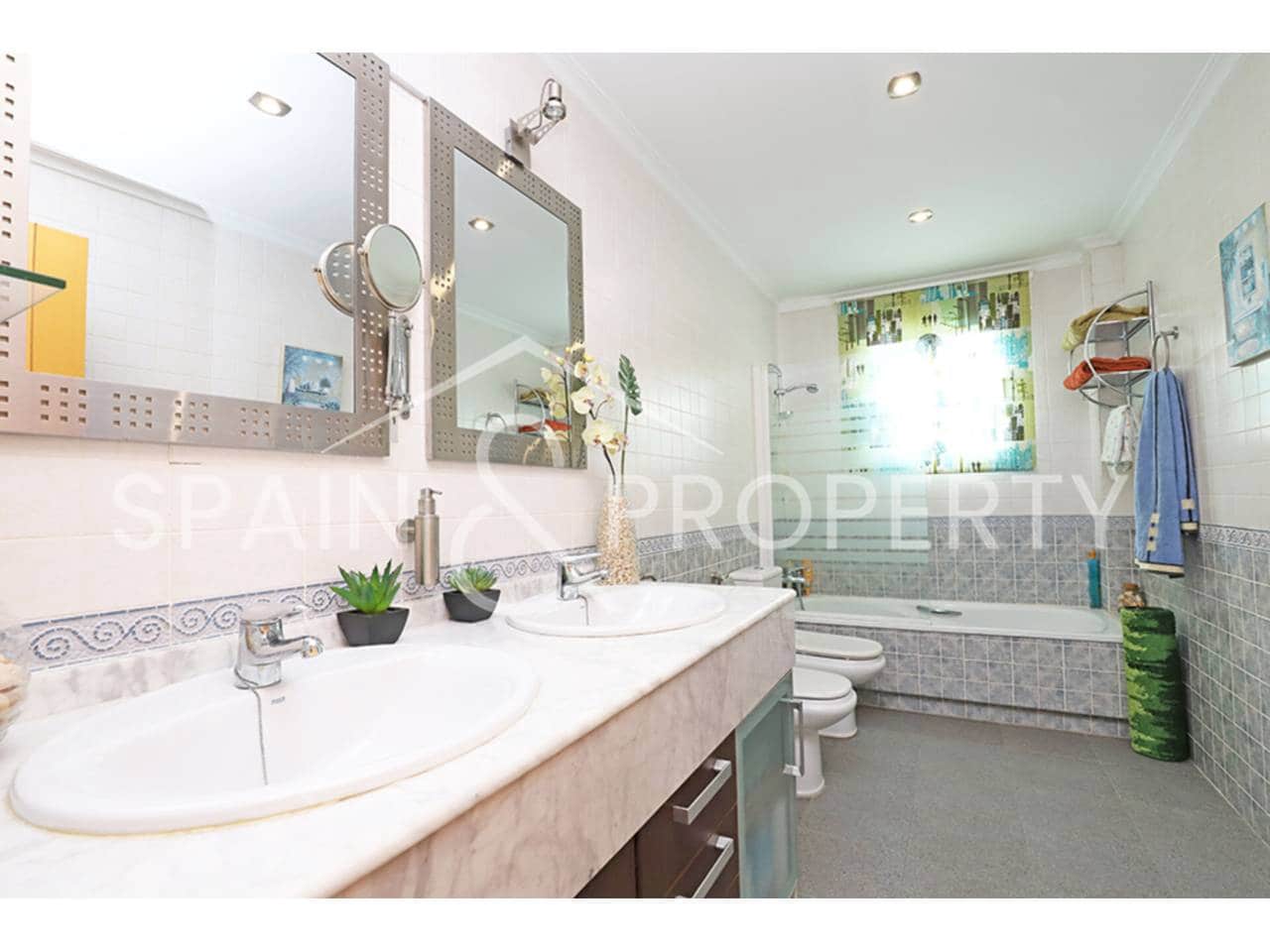 4 soveværelse Villa til salg i Calicanto med swimmingpool garage - € 500.000 (Ref: 9348862)