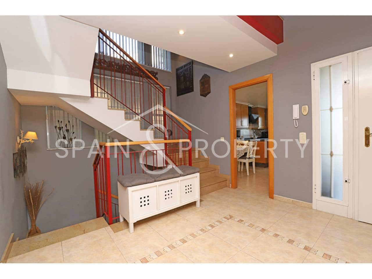 4 soveværelse Villa til salg i Calicanto med swimmingpool garage - € 500.000 (Ref: 9348862)