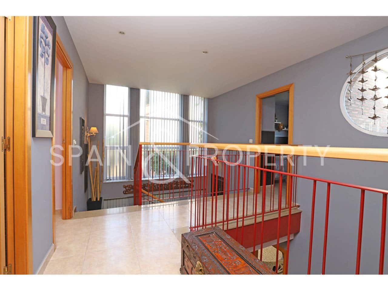 4 soveværelse Villa til salg i Calicanto med swimmingpool garage - € 500.000 (Ref: 9348862)