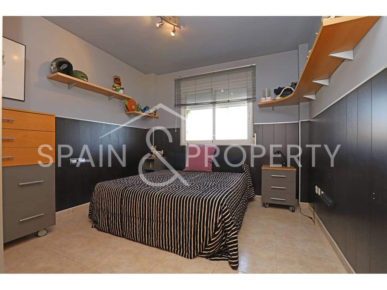 4 soveværelse Villa til salg i Calicanto med swimmingpool garage - € 500.000 (Ref: 9348862)