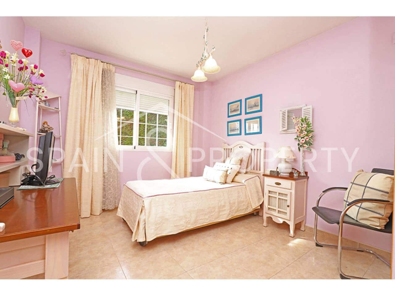 4 soveværelse Villa til salg i Calicanto med swimmingpool garage - € 500.000 (Ref: 9348862)