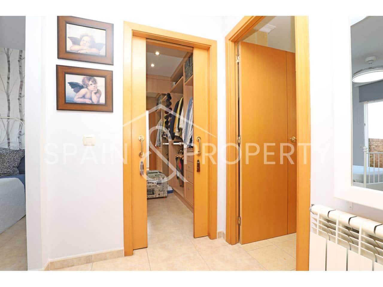 4 soveværelse Villa til salg i Calicanto med swimmingpool garage - € 500.000 (Ref: 9348862)