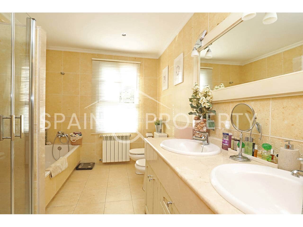 4 soveværelse Villa til salg i Calicanto med swimmingpool garage - € 500.000 (Ref: 9348862)