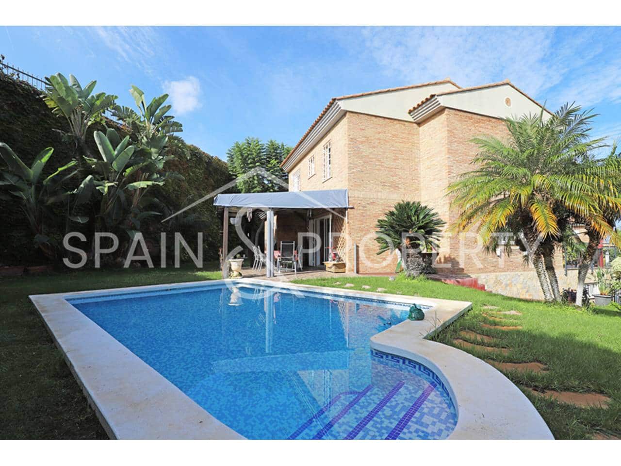 4 soveværelse Villa til salg i Calicanto med swimmingpool garage - € 500.000 (Ref: 9348862)