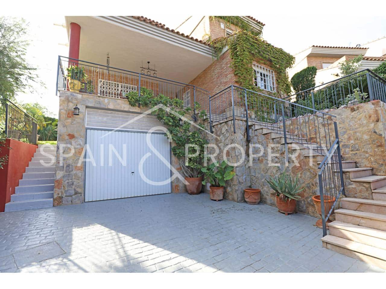 4 soveværelse Villa til salg i Calicanto med swimmingpool garage - € 500.000 (Ref: 9348862)