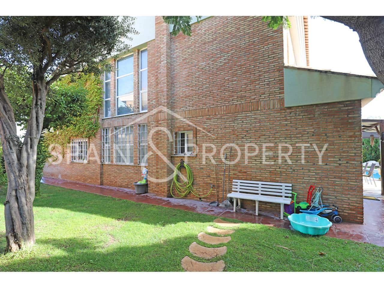 4 soveværelse Villa til salg i Calicanto med swimmingpool garage - € 500.000 (Ref: 9348862)