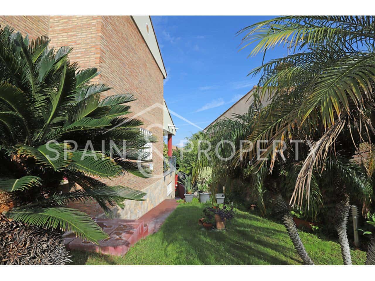 4 soveværelse Villa til salg i Calicanto med swimmingpool garage - € 500.000 (Ref: 9348862)