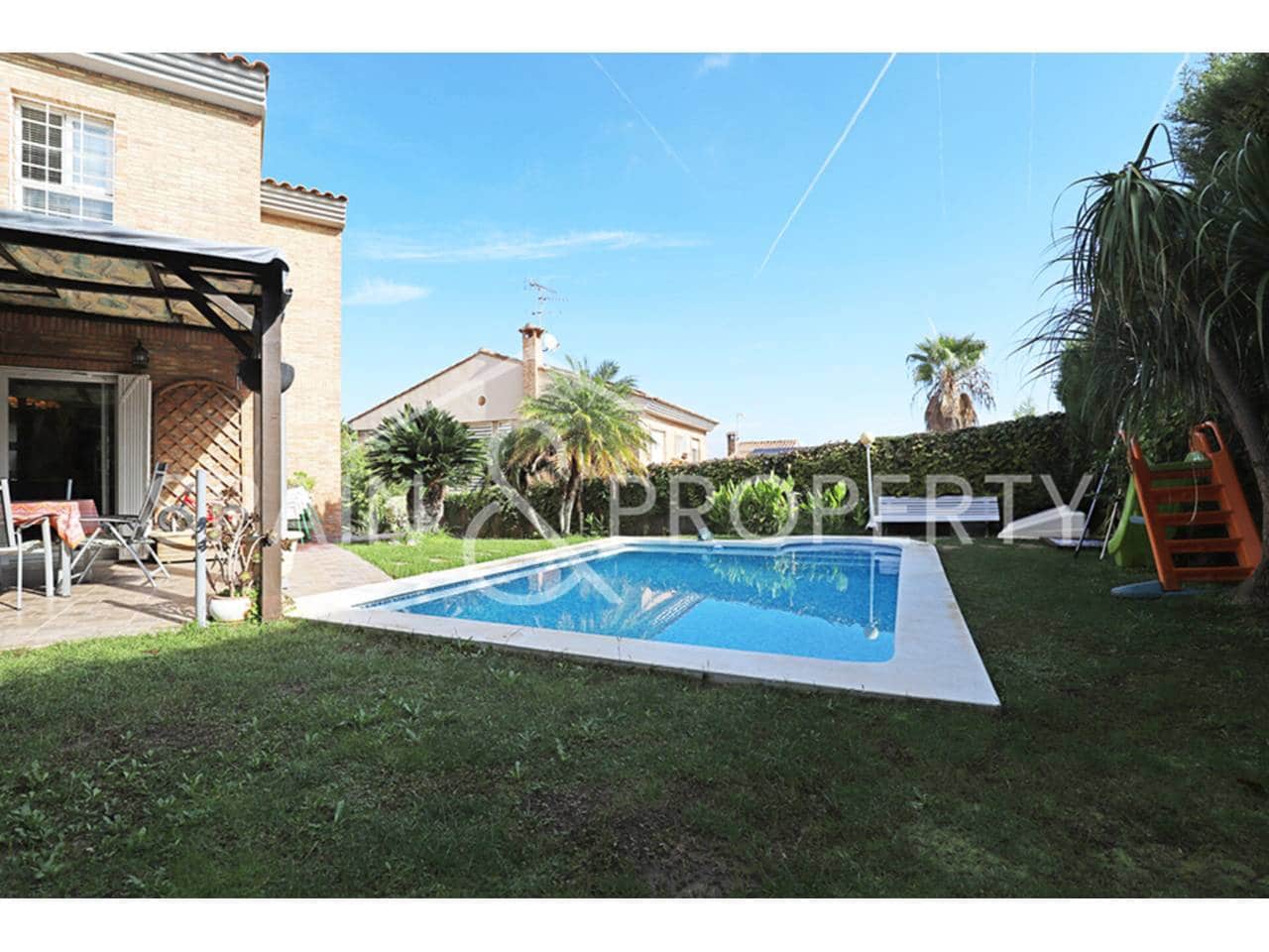 4 soveværelse Villa til salg i Calicanto med swimmingpool garage - € 500.000 (Ref: 9348862)