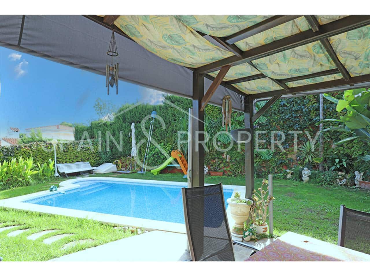 4 soveværelse Villa til salg i Calicanto med swimmingpool garage - € 500.000 (Ref: 9348862)