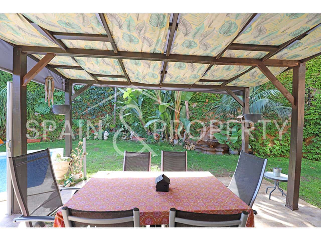 4 soveværelse Villa til salg i Calicanto med swimmingpool garage - € 500.000 (Ref: 9348862)