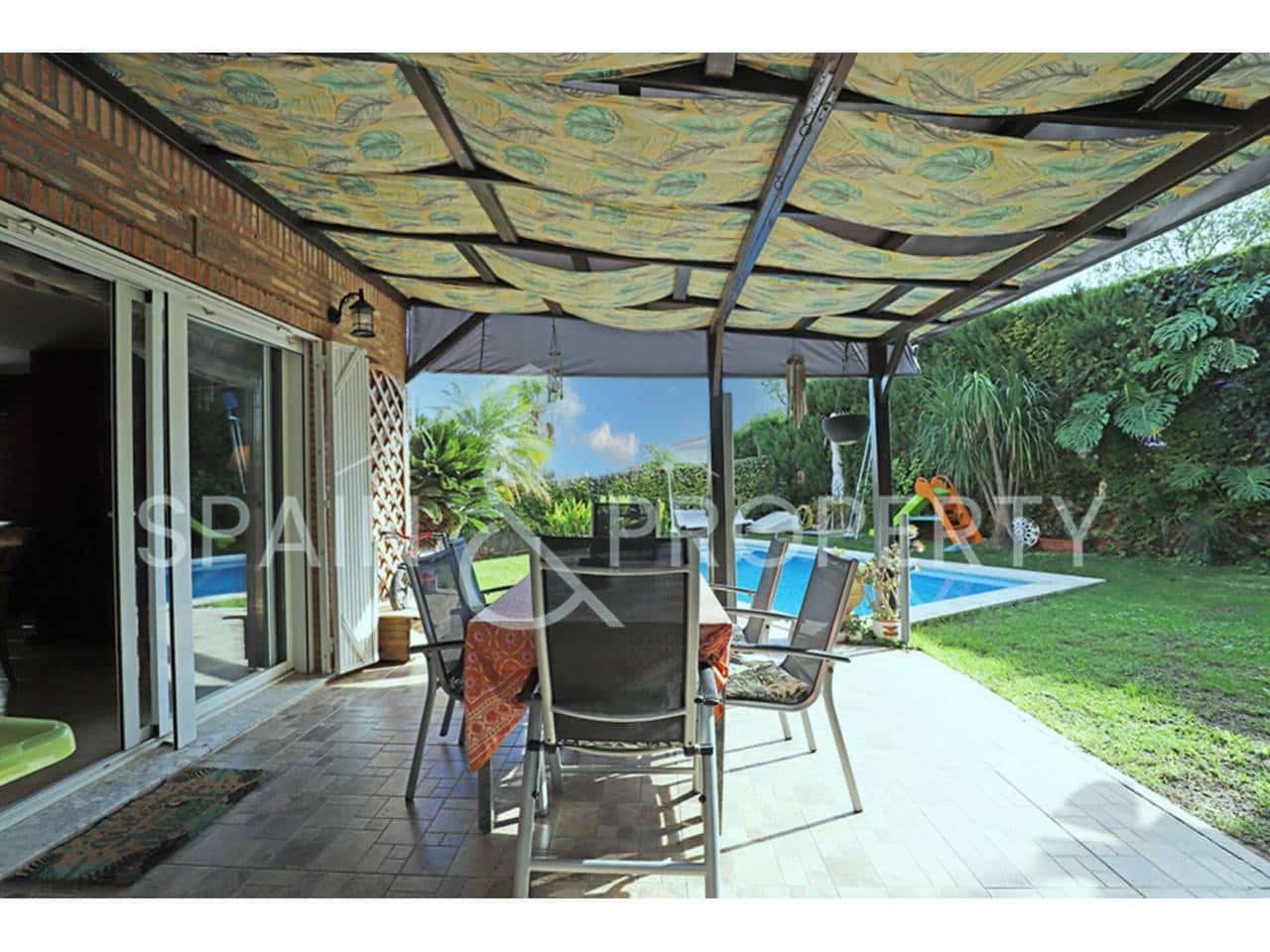 4 soveværelse Villa til salg i Calicanto med swimmingpool garage - € 500.000 (Ref: 9348862)