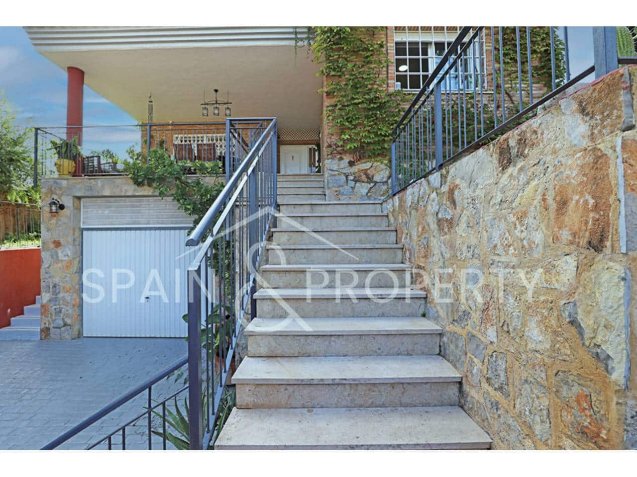 4 soveværelse Villa til salg i Calicanto med swimmingpool garage - € 500.000 (Ref: 9348862)