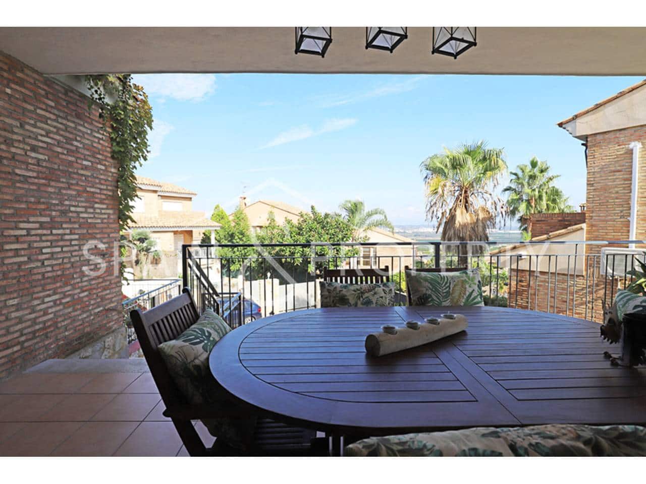 4 soveværelse Villa til salg i Calicanto med swimmingpool garage - € 500.000 (Ref: 9348862)