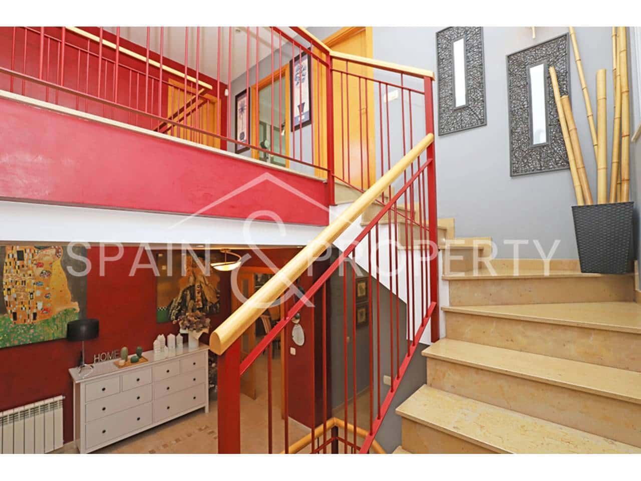 4 soveværelse Villa til salg i Calicanto med swimmingpool garage - € 500.000 (Ref: 9348862)