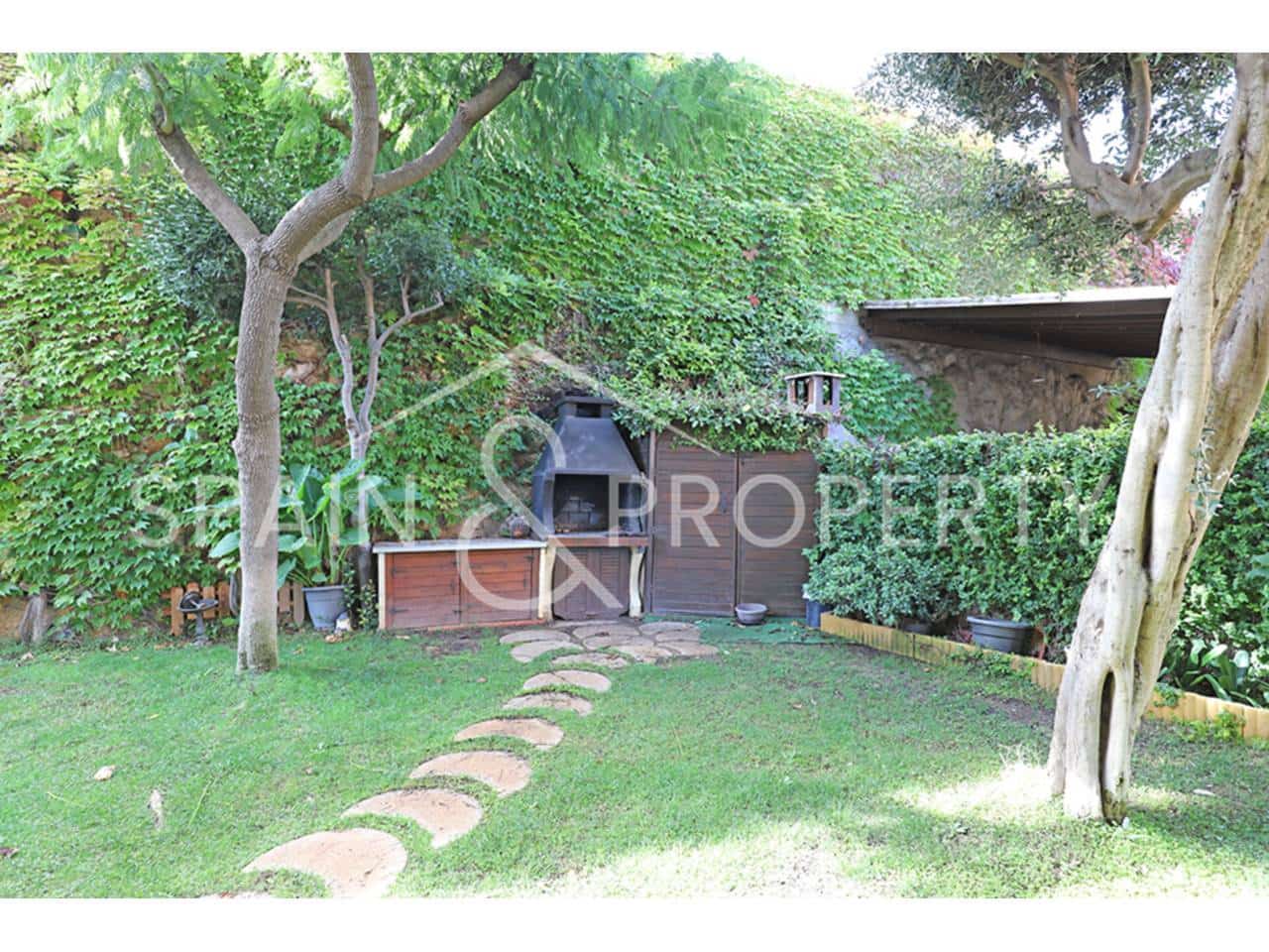 4 soveværelse Villa til salg i Calicanto med swimmingpool garage - € 500.000 (Ref: 9348862)