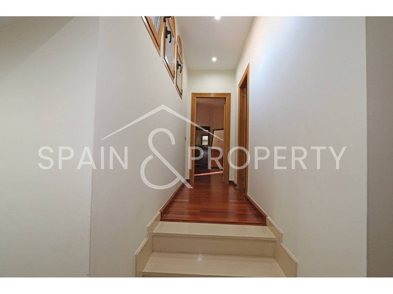 4 soverom Villa til salgs i Montserrat med svømmebasseng garasje - € 550 000 (Ref: 9418822)