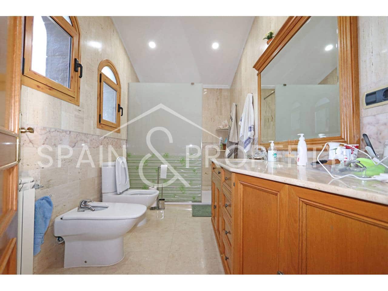 4 soverom Villa til salgs i Montserrat med svømmebasseng garasje - € 550 000 (Ref: 9418822)