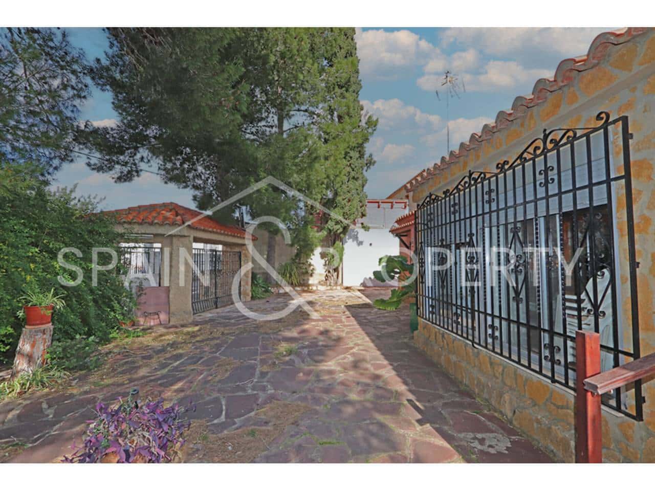 5 bedroom Villa for sale in Torrent with pool - € 239,000 (Ref: 9550441)