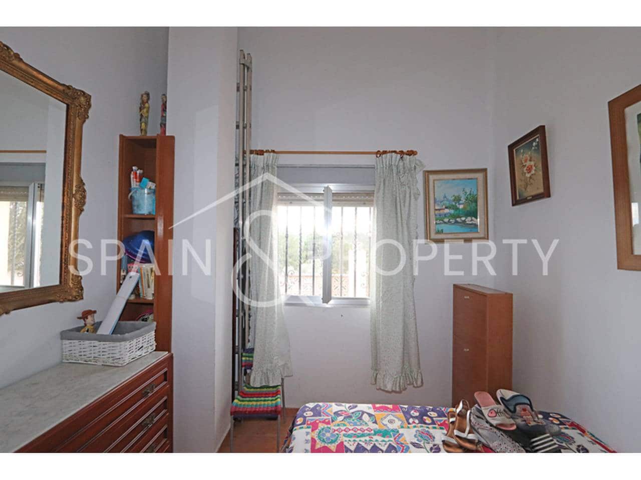 5 bedroom Villa for sale in Torrent with pool - € 239,000 (Ref: 9550441)