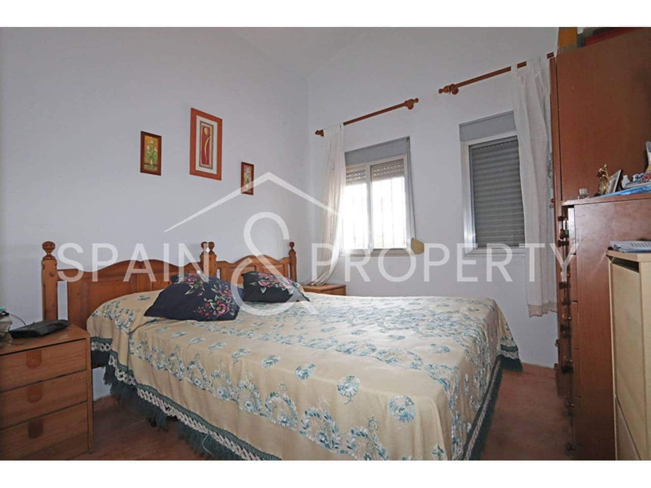 5 bedroom Villa for sale in Torrent with pool - € 239,000 (Ref: 9550441)