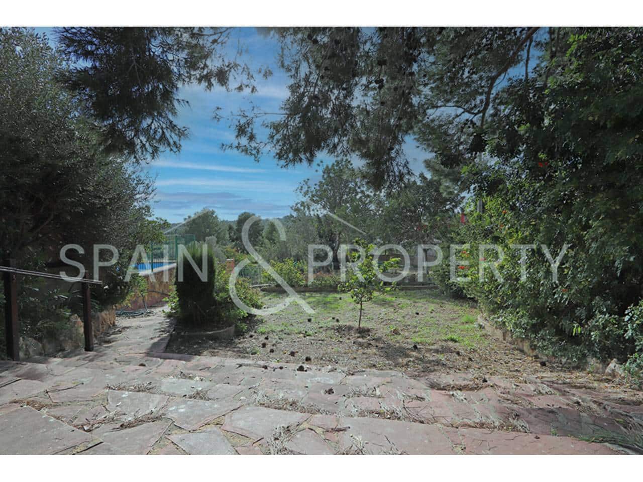 5 bedroom Villa for sale in Torrent with pool - € 239,000 (Ref: 9550441)