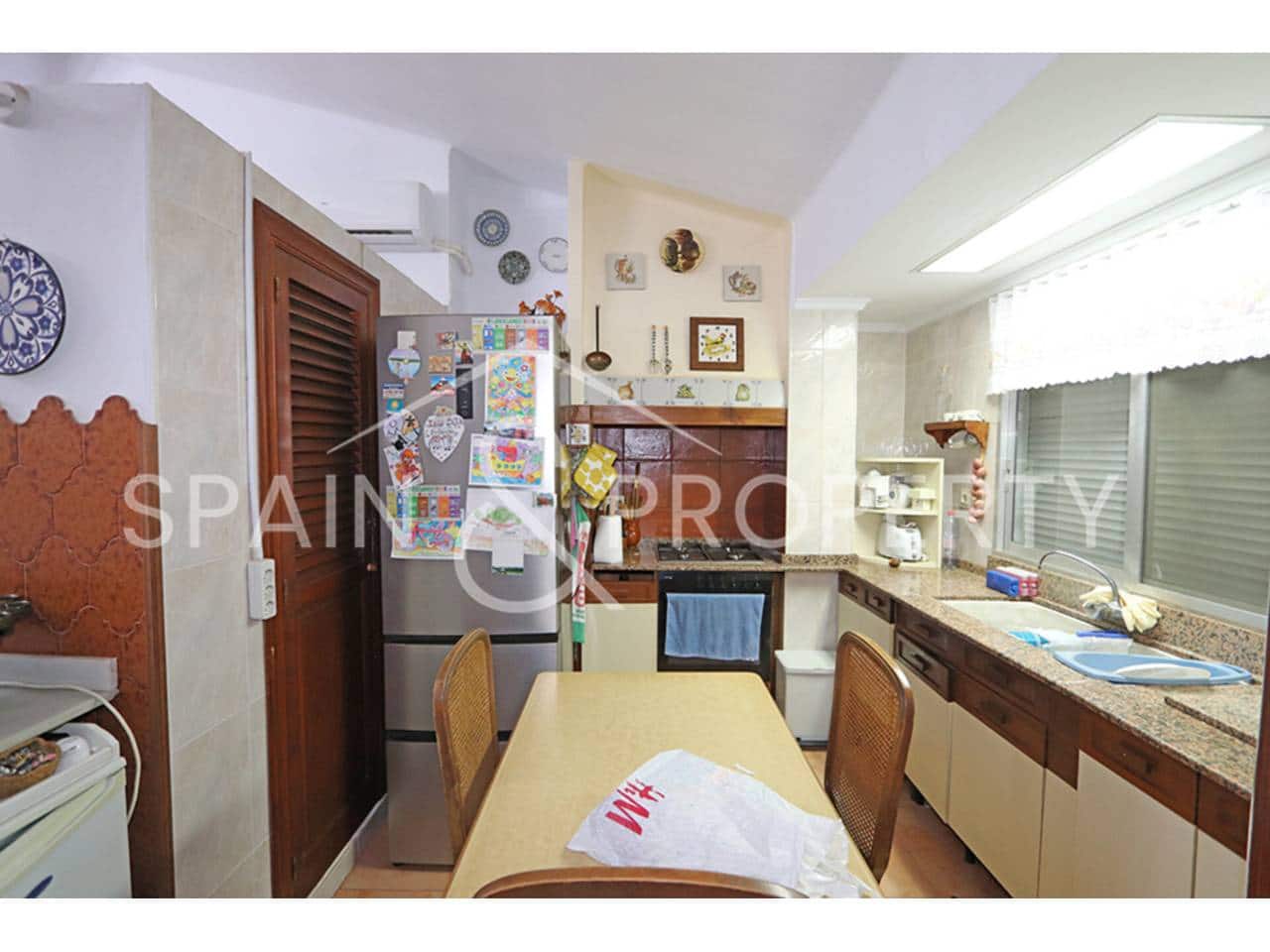 5 bedroom Villa for sale in Torrent with pool - € 239,000 (Ref: 9550441)