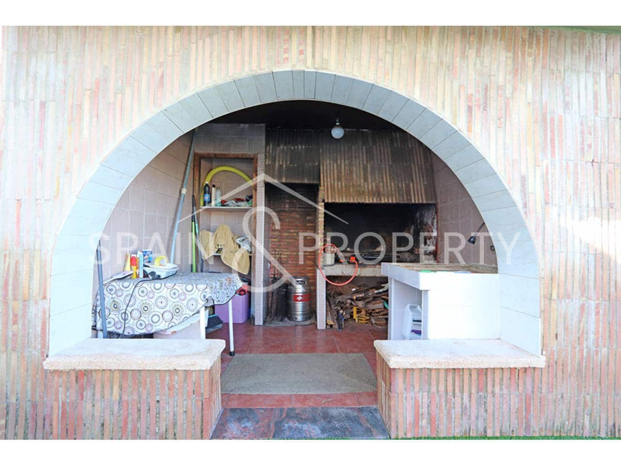 6 bedroom Villa for sale in Montserrat with pool garage - € 500,000 (Ref: 9590608)