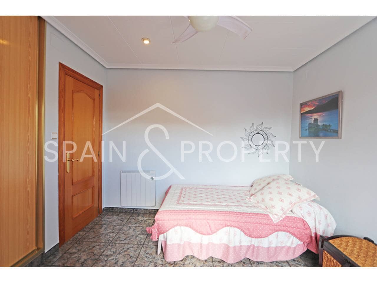 6 bedroom Villa for sale in Montserrat with pool garage - € 500,000 (Ref: 9590608)