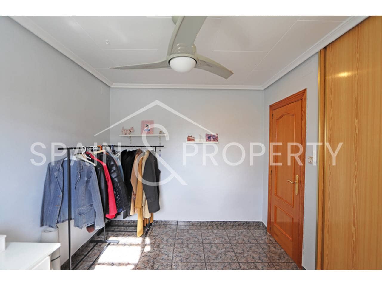 6 bedroom Villa for sale in Montserrat with pool garage - € 500,000 (Ref: 9590608)