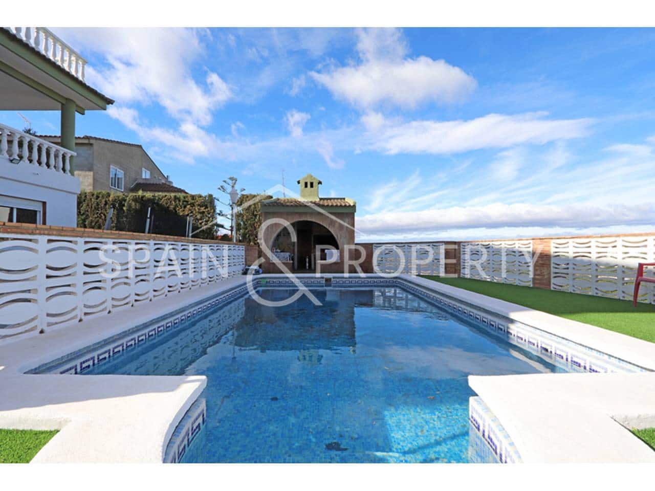 6 bedroom Villa for sale in Montserrat with pool garage - € 500,000 (Ref: 9590608)
