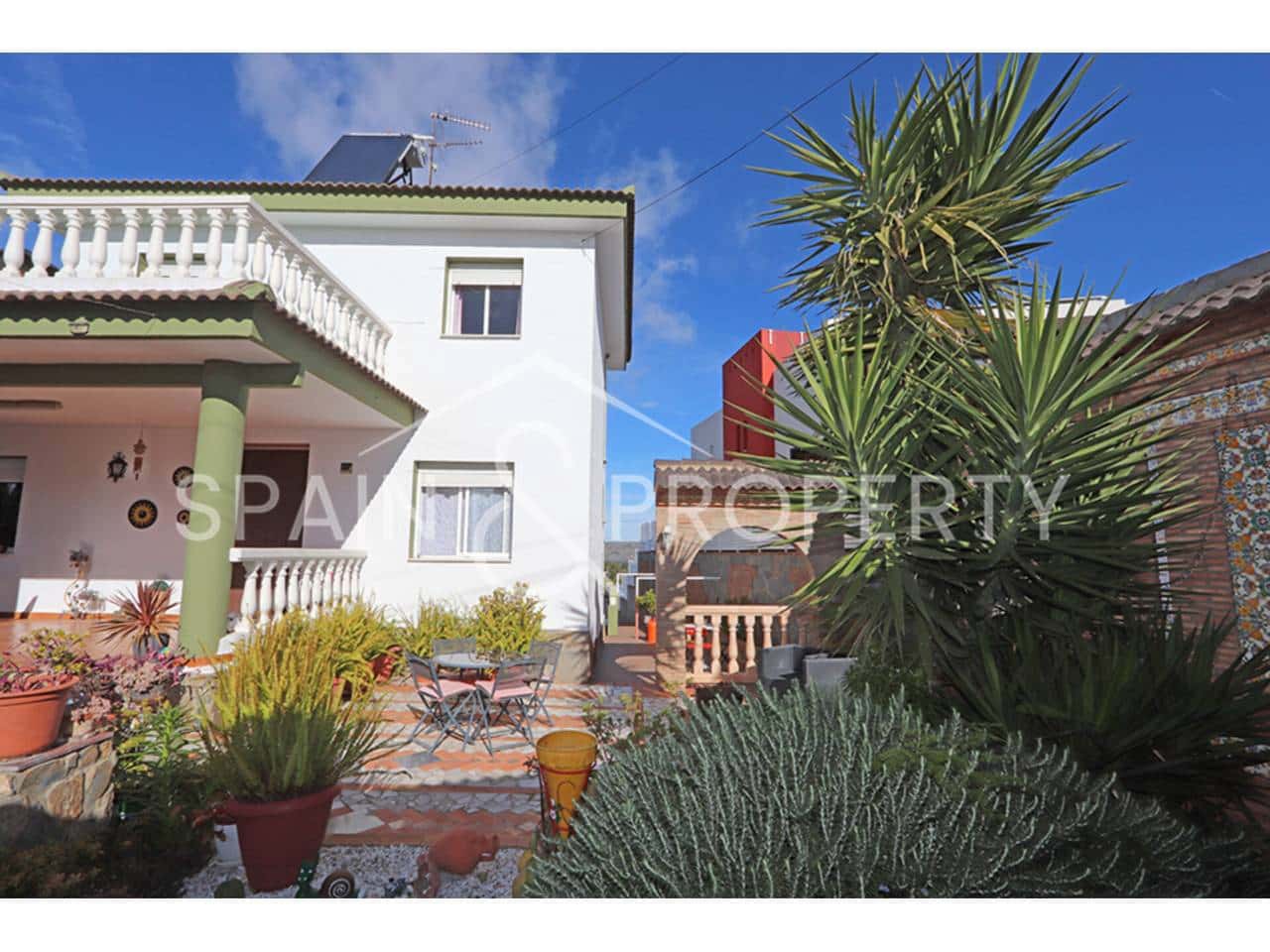 6 bedroom Villa for sale in Montserrat with pool garage - € 500,000 (Ref: 9590608)