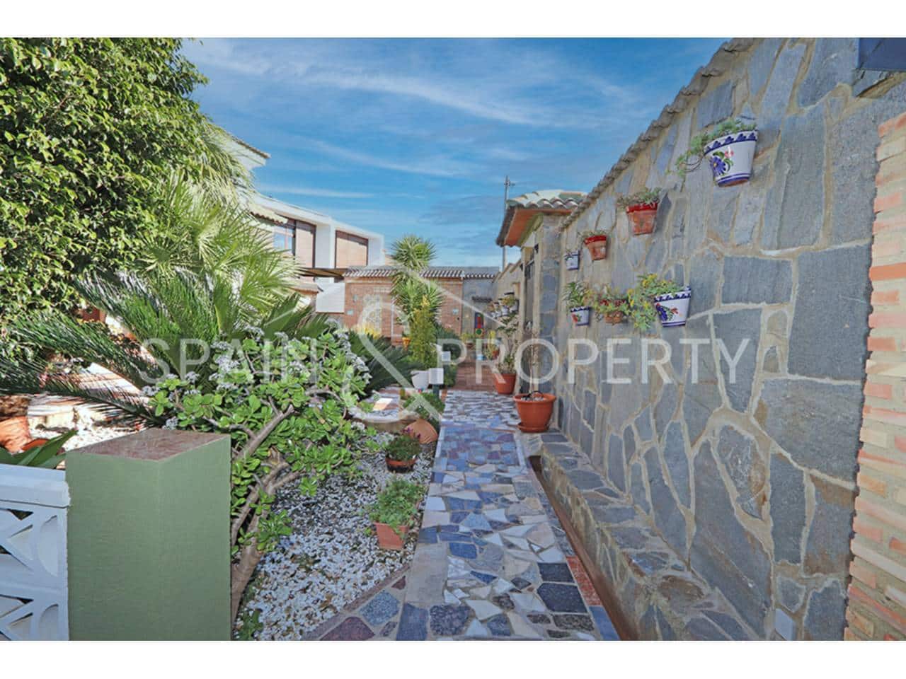 6 bedroom Villa for sale in Montserrat with pool garage - € 500,000 (Ref: 9590608)