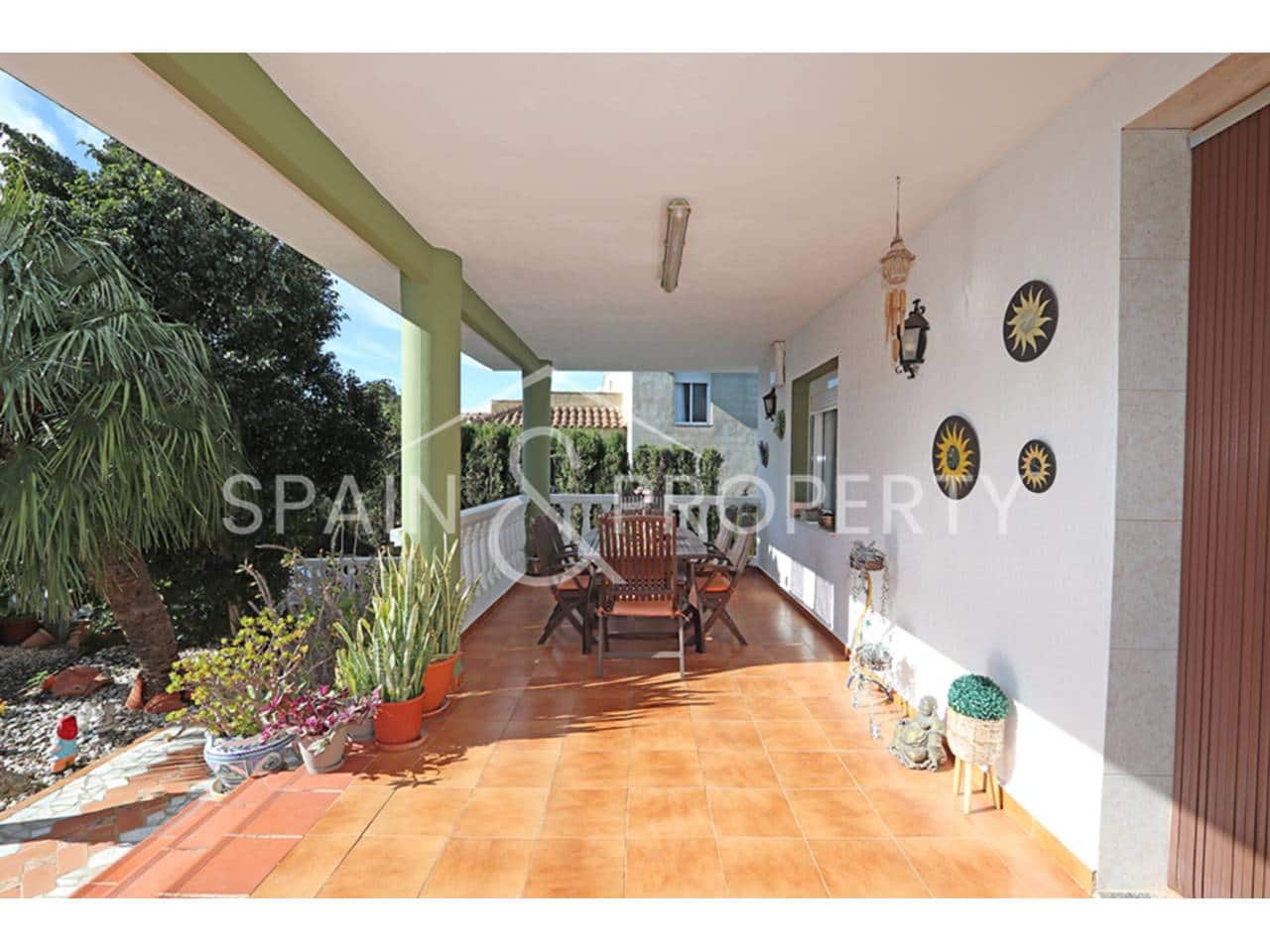 6 bedroom Villa for sale in Montserrat with pool garage - € 500,000 (Ref: 9590608)