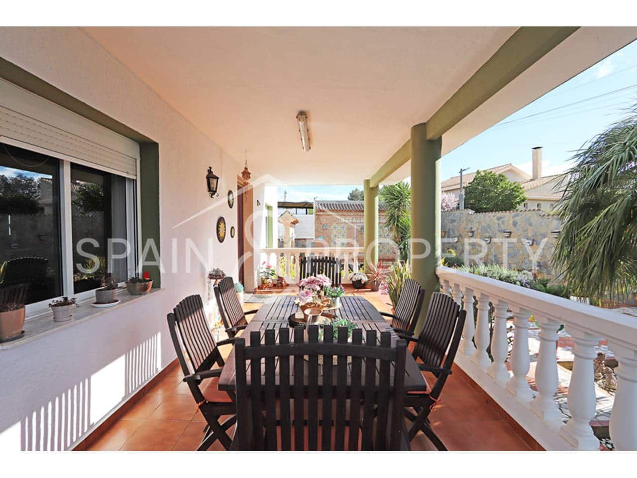 6 bedroom Villa for sale in Montserrat with pool garage - € 500,000 (Ref: 9590608)