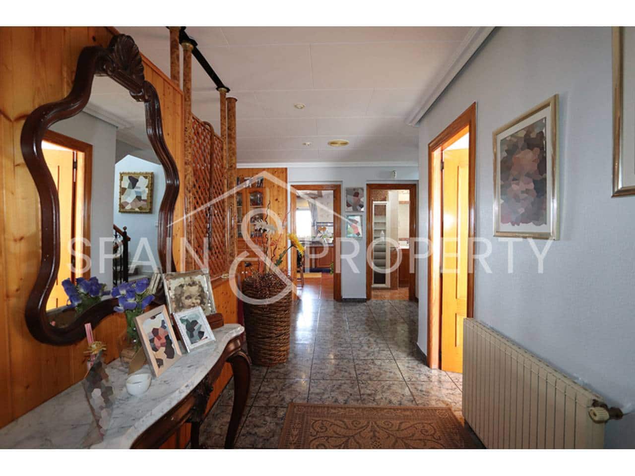 6 bedroom Villa for sale in Montserrat with pool garage - € 500,000 (Ref: 9590608)