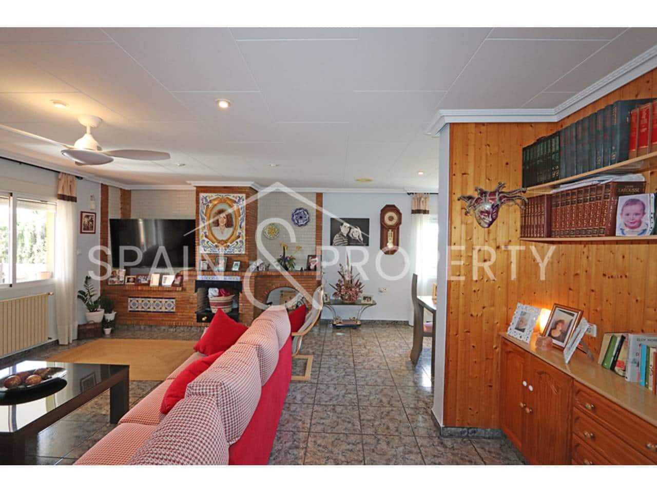 6 bedroom Villa for sale in Montserrat with pool garage - € 500,000 (Ref: 9590608)