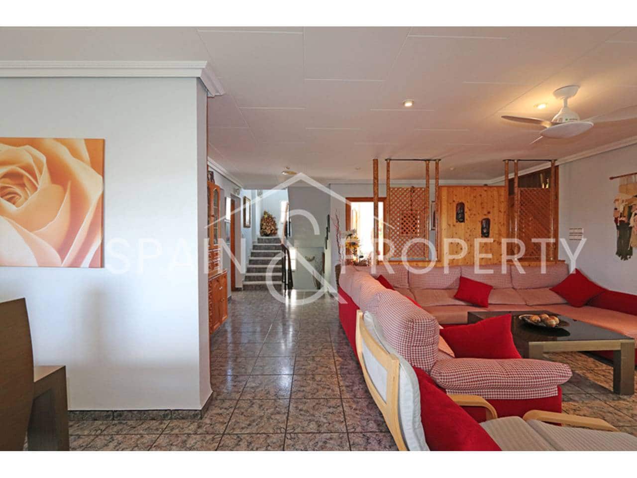 6 bedroom Villa for sale in Montserrat with pool garage - € 500,000 (Ref: 9590608)