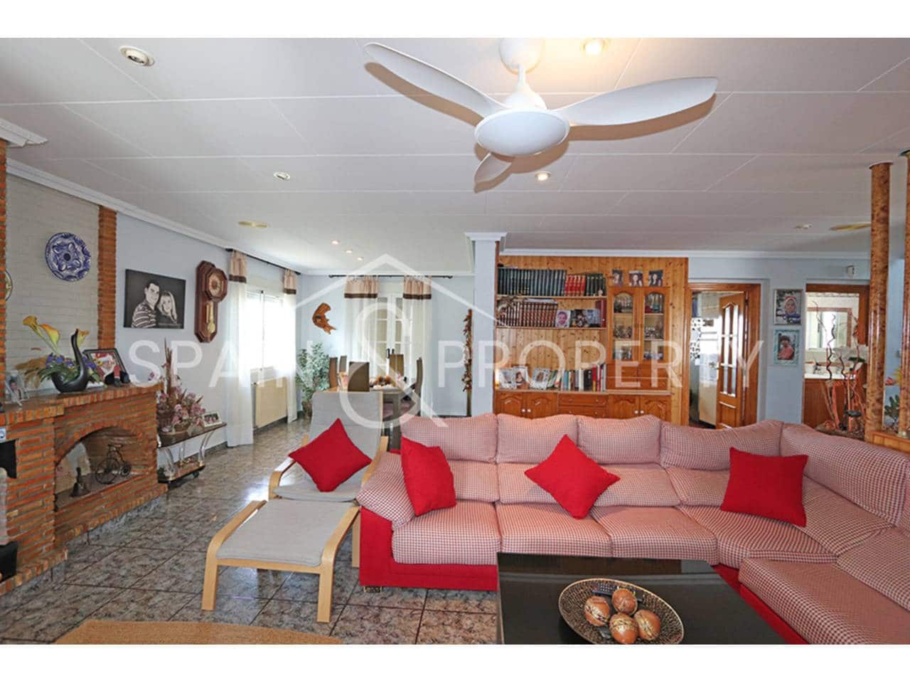 6 bedroom Villa for sale in Montserrat with pool garage - € 500,000 (Ref: 9590608)